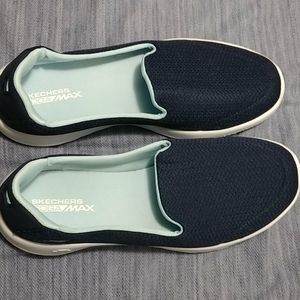 Sketcher goga max slip ons